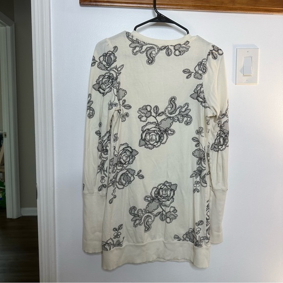 Urban Outfitters sweater size small - Picture 2 of 5